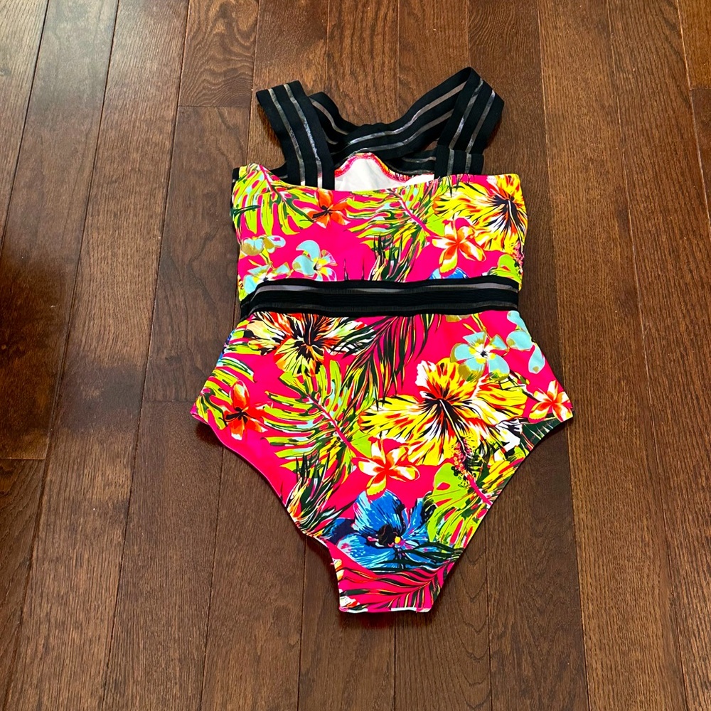 NWOT Women’s One Piece Multicolor Swimsuit